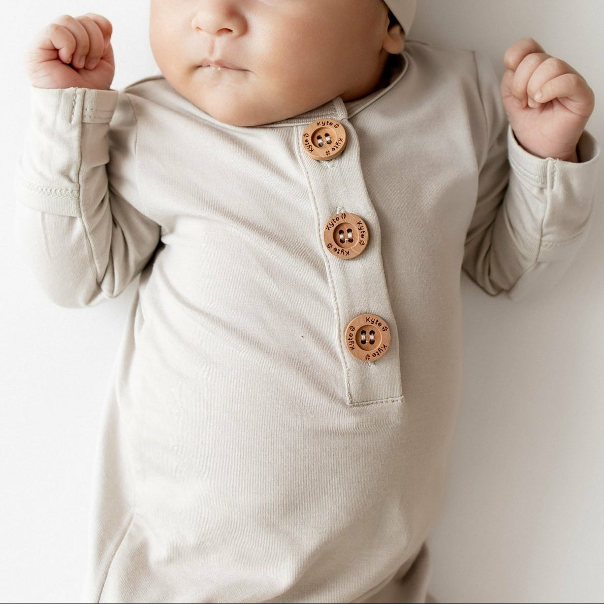 Knotted Gown with Hat Set in Oat | Kyte Baby