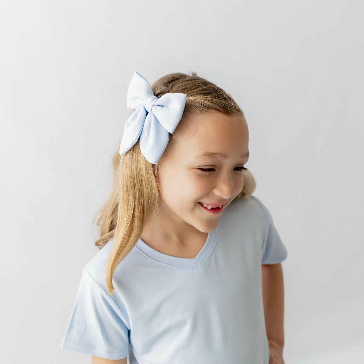 Medium Alligator Clip Bow in Breeze | Kyte Baby