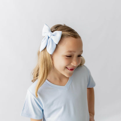 Medium Alligator Clip Bow in Breeze | Kyte Baby