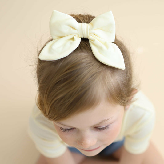 Medium Alligator Clip Bow in Chamomile | Kyte Baby