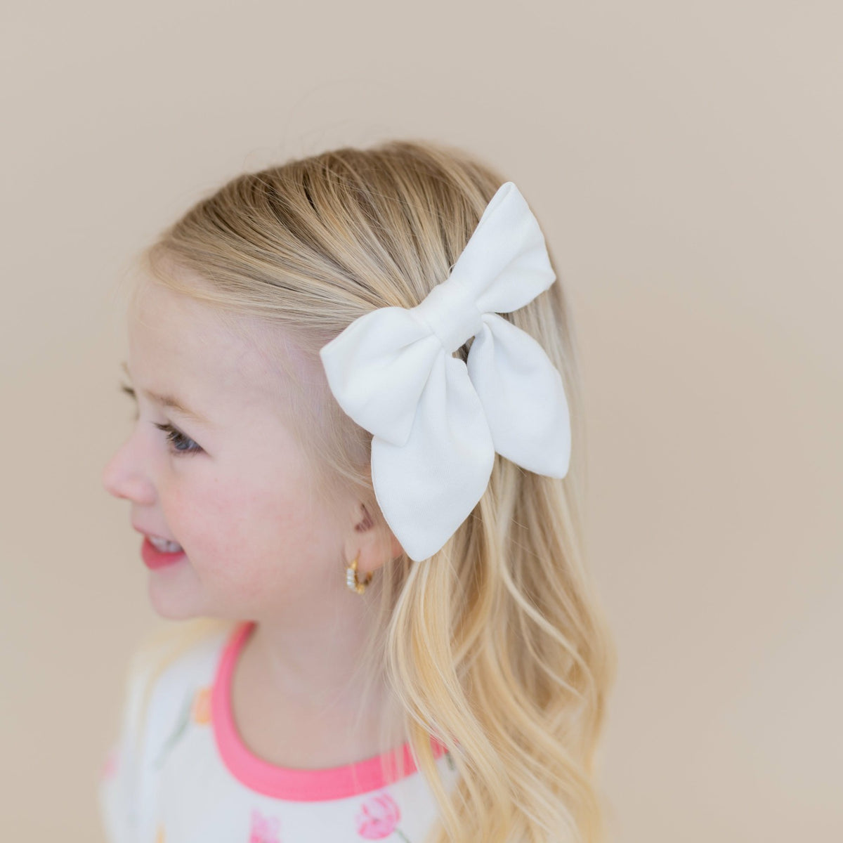 Medium Alligator Clip Bow in Cloud | Kyte Baby