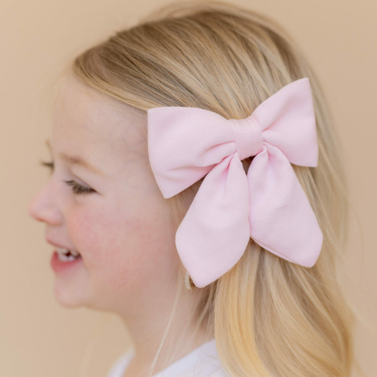 Medium Alligator Clip Bow in Sakura | Kyte Baby