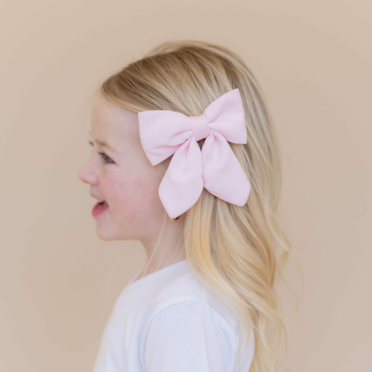 Medium Alligator Clip Bow in Sakura | Kyte Baby