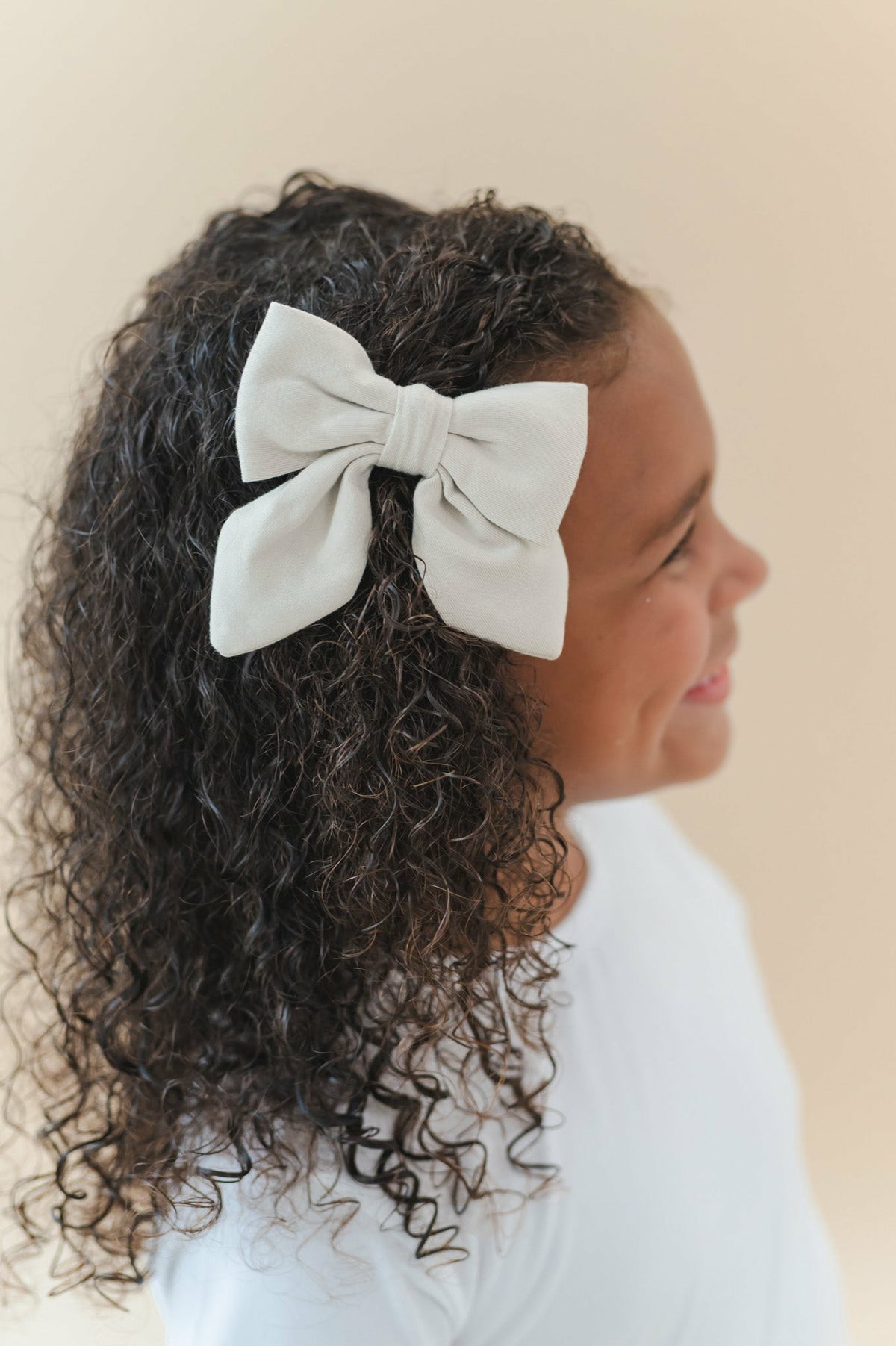 Large Alligator Clip Bow in Oat | Kyte Baby