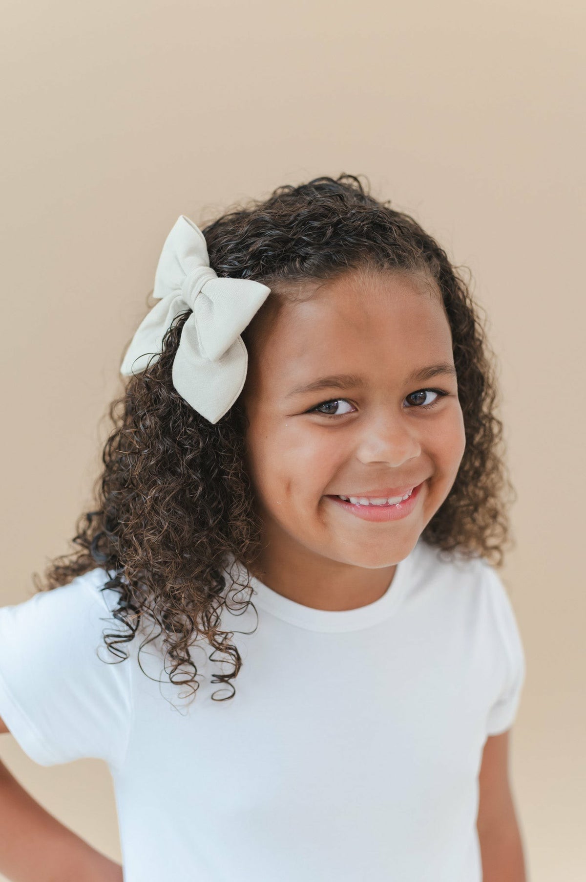 Large Alligator Clip Bow in Oat | Kyte Baby