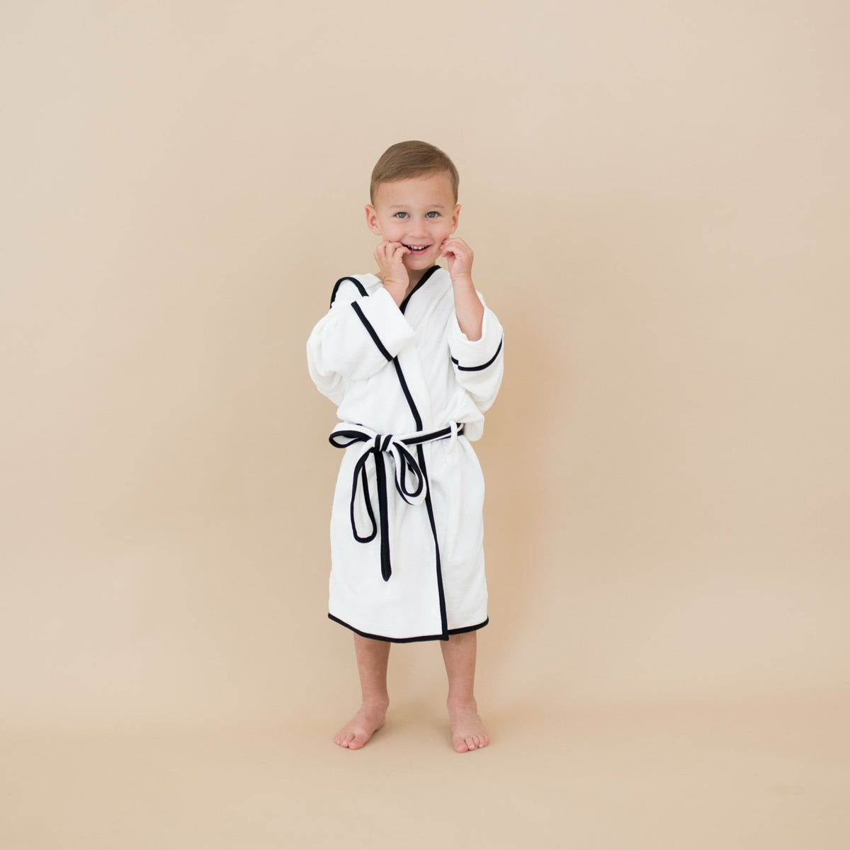 Hooded Bath Robe in Cloud with Midnight Trim | Kyte Baby