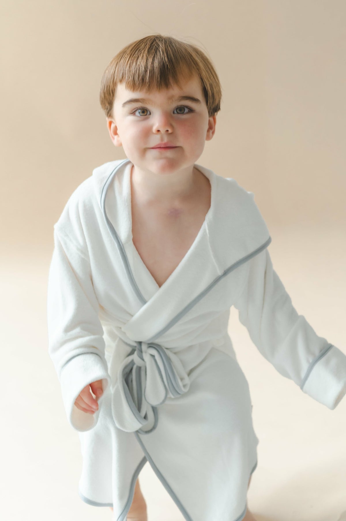 Hooded Bath Robe in Cloud with Storm Trim | Kyte Baby